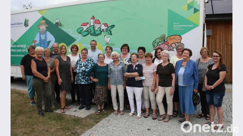 Geschäftsführer Martin Schmid (Achter von links) und Anja Zölch (rechts) informierten über den &quot;mobilen Dorfladen&quot; und beantworteten Fragen. Als Vertreter der Fuchsmühler SPD sagten Marktrat Rainer Bleistein (Vierter von links) und Nicole Fürst (Sechste von rechts) den Gästen &quot;Grüß Gott&quot;. wro