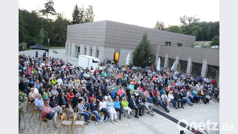Rund 450 Besucher wollen am Abend des Maria-Himmelfahrts-Tages den Papstfilm von Wim Wenders sehen. bey