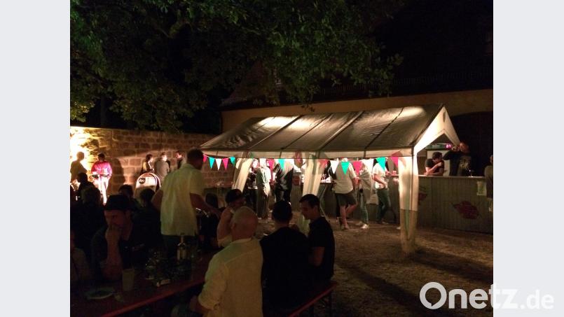 Am Cocktailzelt der Handballer im Innenhof des Kastenhauses wurde lange gefeiert. sne
