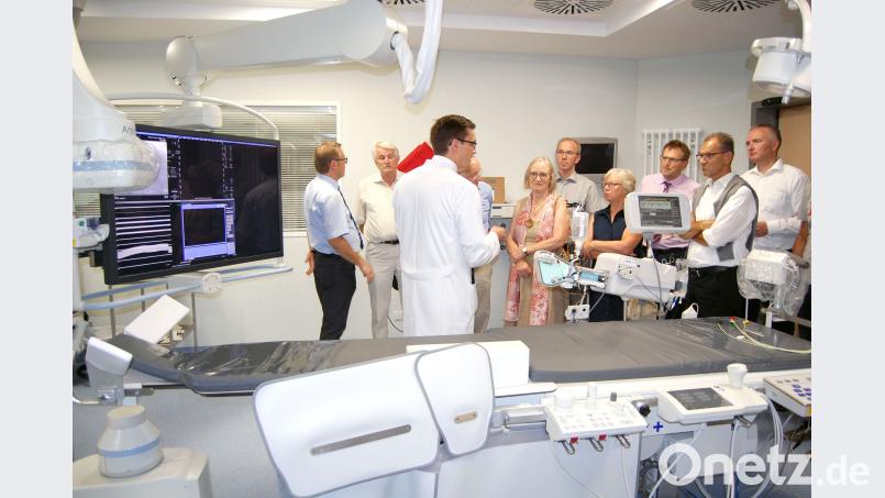 Der neue Chefarzt der Klinik für Innere Medizin I, Privatdozent Dr. Christoph M. Birner (Dritter von links), erklärt den Gästen beim Rundgang durch das Klinikum St. Marien Amberg das Herzkatheter-Labor – mit dabei auch Landtagsabgeordneter Harald Schwartz (rechts). Bild: Klinikum/Meier Bild: Klinikum/Meier