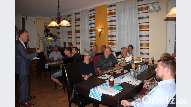 Die Protagonisten der historischen Stadtführungen von Tirschenreuth samt Autorenteam mit Marianne Stangl und Manfred Grüssner (vorne, sitzend von links). kro