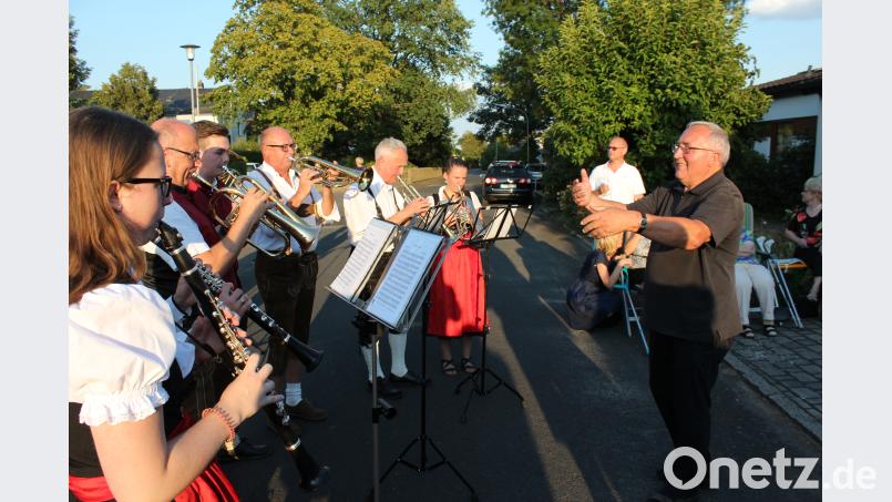 Mit einem Straßenkonzert, das in eine Serenade im Garten übergeht, überrascht die Stadtkapelle Eschenbach ihren ehemaligen Dirigenten Heiner Kohl (rechts) an seinem 80. Geburtstag. Sichtlich erfreut leitet der Jubilar das Ensemble bei zwei Musikstücken selbst an. rn