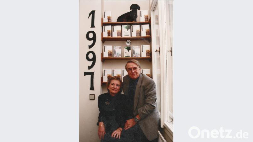 Jelena und Pavel Kohouts PF-Karte mit Dackel von 1997: Seit der Besetzung der CSSR trotzt das Paar jedes Jahr mit diesem Lebenszeichen. „Nach der zweiten Flasche Sauvignon überkam uns die Lust, den Freunden in aller Welt zum neuen Jahr das in Böhmen traditionelle P.F. – pour féliciter – zu schicken, damit sie sehen konnten, wie wir den nationalen Polarwinter meisterten.“ Autor Jürgen Herda kam in den Genuss dieser schönen Tradition, seit er 1997 das Paar zu einer Lesung im Rahmen der Tschechischen Woche an der Uni Regensburg einlud. jrh