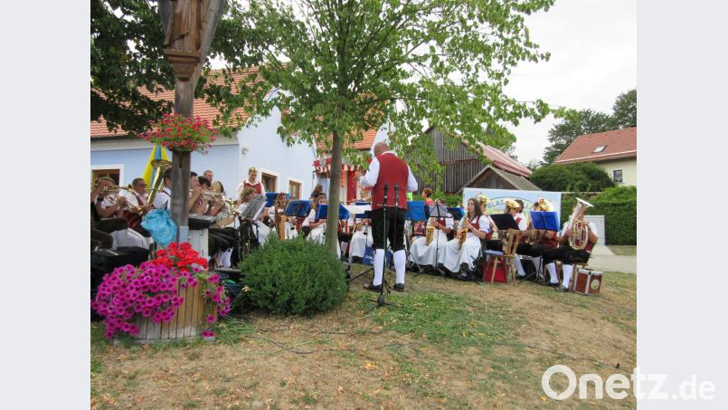 Seit mehr als drei Jahrzehnten sorgt die Jugendblaskapelle Reuth bei den Bürgerfesten für stimmungsvolle Unterhaltung. ang