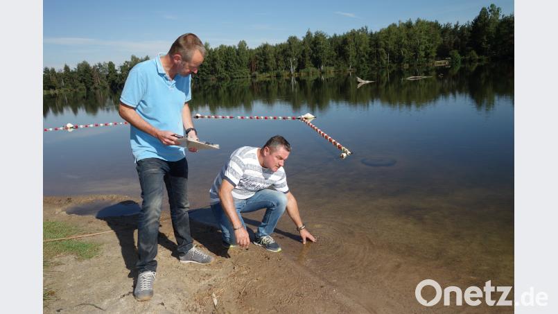 Dr. Thomas Holtmeier und Aufseher Martin Meyer überprüfen die Wasserqualität am idyllischen Manteler Badeweiher. ms
