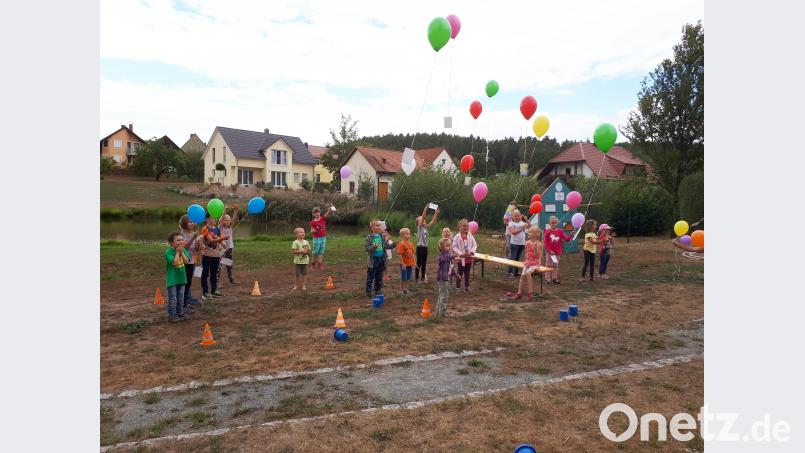 Den Abschluss des Kinderfests bildet das traditionelle Luftballonsteigen. bk