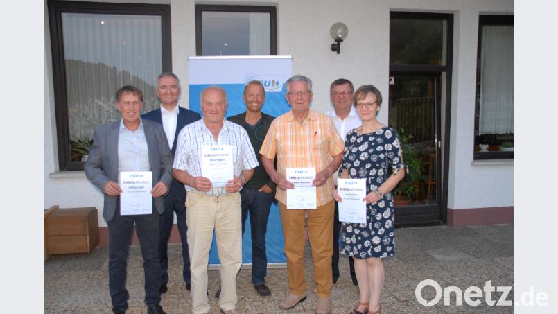 Die CSU ehrt langjährige Mitglieder (von links): Vorsitzender Mathias Huger, Kreisvorsitzender Harald Schwartz, Alfons Weigert (55 Jahre Mitglied), Thomas Bärthlein (CSU-Listenkandidat), Herbert Schürrlein (50) sowie Bürgermeister Peter Braun und Eva Feuerer. pop