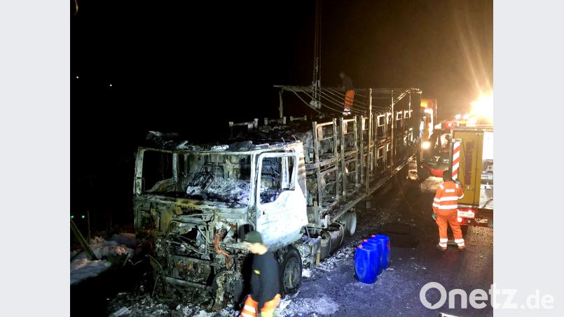 Ein Lastwagen, der BMW-Motoren geladen hatte, brannte auf der A3 komplett aus. Auer, Alexander
