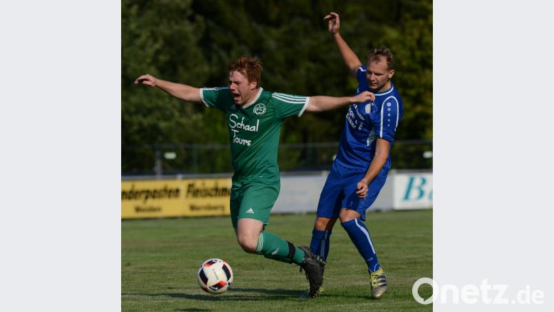 Markus Gruber (FC Wernberg II (links) wird von Andreas Lohner (DJK Weihern-Stein) attackiert. Die DJK entführte am Mittwoch mit einem 3:!-Erfolg die Punkte aus Wernberg. mhs