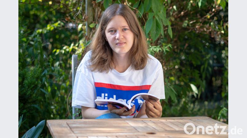 Lisa Ucles-Bäumler beim Blättern im Probeexemplar ihres Gedichtbands. pml