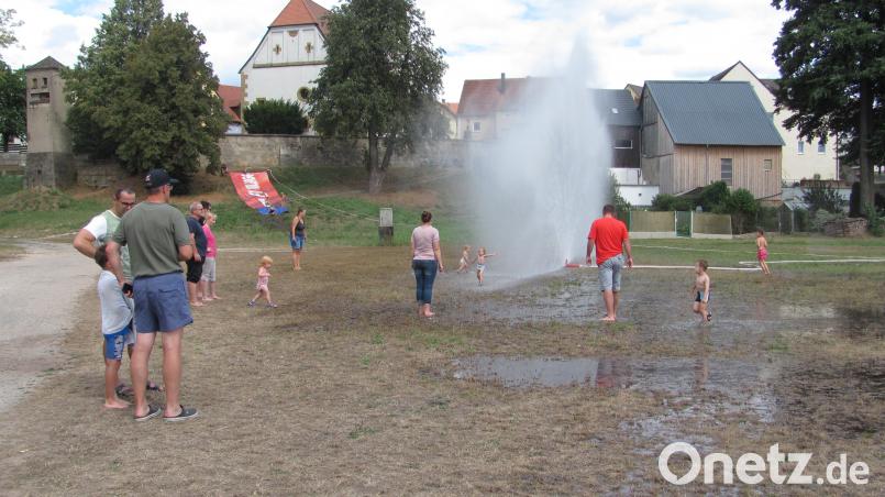 Abkühlung gibt es bei der Wasserschlacht der Feuerwehr. sei