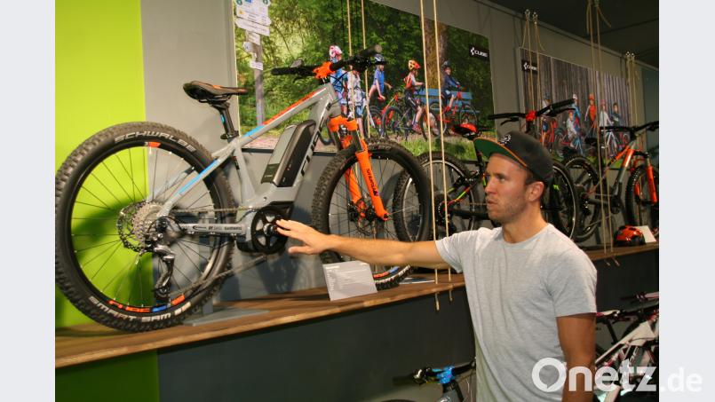 Marketing-Leiter Marko Haas erklärt bei einer Showroom-Führung, dass auch im Kinderrad- und Jugendradbereich die E-Bike Technik Einzug hält.
Bei der Hausmesse konnten die Händler alle Modelle in der Praxis auf Herz und Nieren prüfen. fpoz