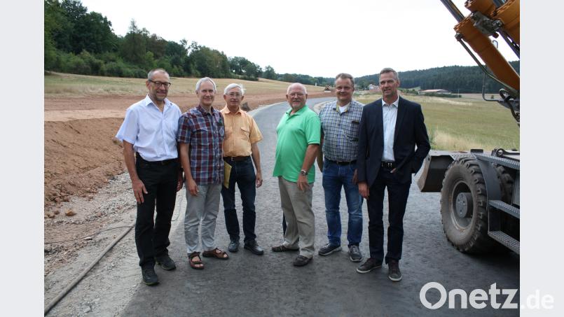 Eine Abordnung der Freien Wähler im Kreis Neustadt machte sich ein Bild von den Bauarbeiten auf der Kreisstraße Pressath-Wollau. Von links: Kreisrat Karl Lorenz, Baudirektor Gerhard Kederer vom Staatlichen Bauamt, Vizekreisvorsitzender und Landtagskandidat Karl Meier, Kreisrat Hans Bscherer, Kreisrat Thomas Schopf, Landtagskandidat Thomas Riedl. bjp