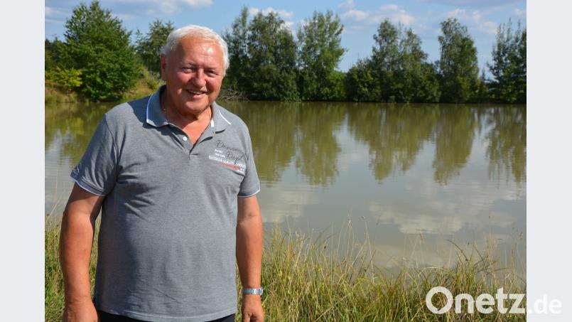 Die Politik liegt lange hinter ihm, im Mittelpunkt seines Lebens stehen seit Jahren die Familie, der Chorgesang, der Fußball und die Karpfenzucht in seinen Teichen: Der Konnersreuther Altbürgermeister Michael Hamann feiert an diesem Sonntag seinen 75. Geburtstag. jr