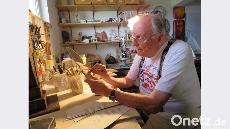 In der Garage verbringt Hans-Georg Schulze viel Zeit mit dem Entwerfen und Umsetzen seiner Figuren. ubb