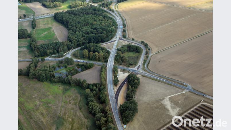 Die Umfahrung der Brücke an der Anschlussstelle Schwandorf-Nord der Bundesstraße 85 ist bereits eingerichtet. Ab Montagnachmittag wird der Verkehr umgelegt. Gerhard Götz