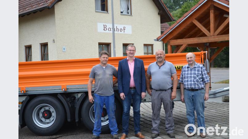 Zweiter Bürgermeister Franz Grabinger (Zweiter von links) übergab zusammen mit Gerhard Schwendner (rechts) den neuen Tandem-Dreiseitkipper an die beiden Bauhofmitarbeiter Hubert Jetschmann (Zweiter von rechts) und Josef Breitschaft (links). ga