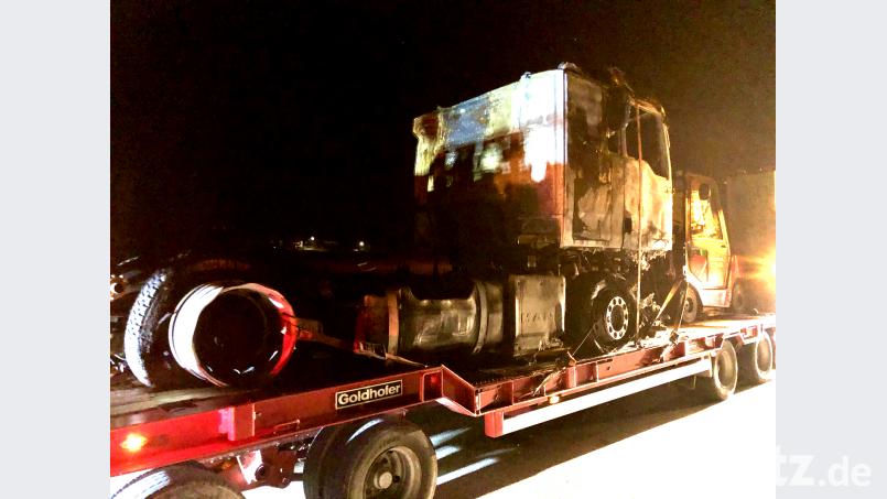 Ein Lastwagen, der BMW-Motoren geladen hatte, brannte auf der A3 komplett aus. Auer, Alexander