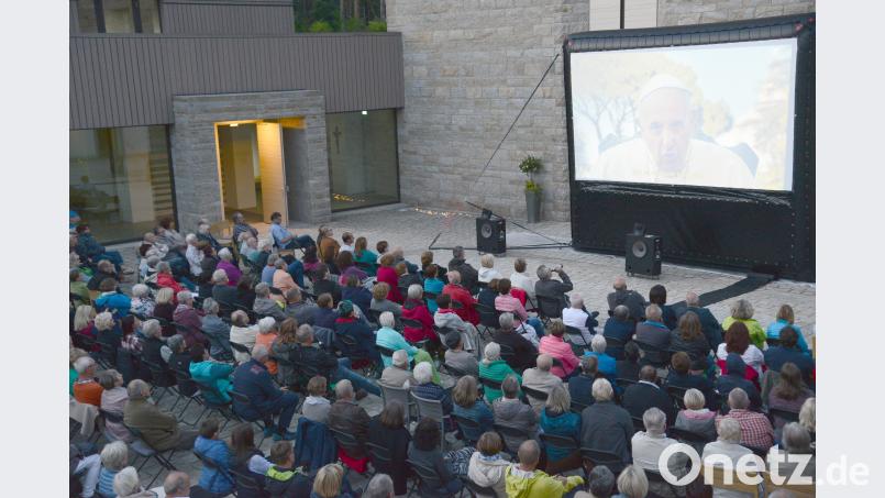 Papst Franziskus blickt von der Leinwand scheinbar aufs Johannisthal. Der Besucheransturm ist unerwartet riesig. bey