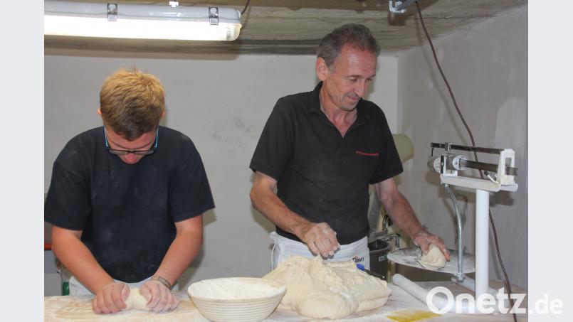 Hermannsreuther Dorf- und Backofenfest: Eifrig wurden die Brotlaibe geformt. kro