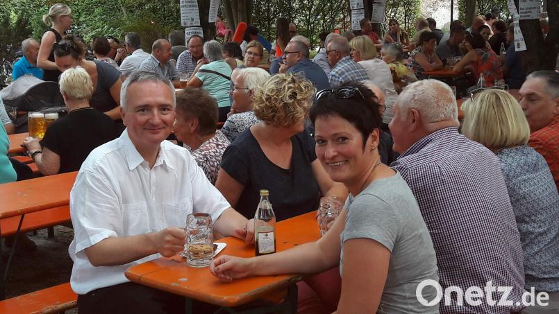 Das Familienfest der CSU erlebt einen wahren Besucheransturm. Unter den Gästen begrüßt Ortsvorsitzende Birgit Birner (rechts) auch CSU-Kreisvorsitzenden Harald Schwartz. u