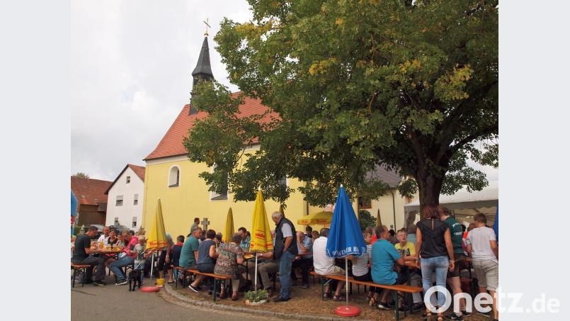 Unter der schattigen Dorflinde vor der Kirche St. Martin und unter dem Zeltdach feierten die Hofstettener mit ihren Gästen beim Dorffest. sön