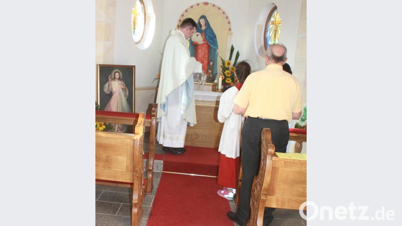 Pfarradministrator Konrad Ackermann bei der Messfeier des Gottesdienstes in der Kapelle. lk