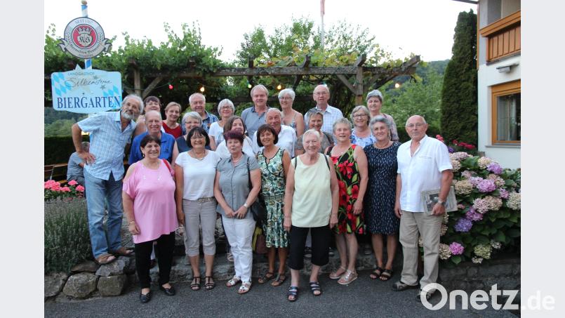 Die Wiedersehensfreude der "Jugendcluberer" beim Besuch von Ruhestandspfarrer Siegfried Hanauer (hinten rechts) war groß. bph