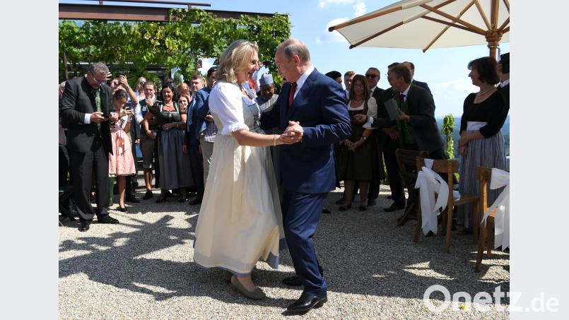 Karin Kneissl (FPÖ), Außenministerin von Österreich, tanzt mit Wladimir Putin, Präsident von Russland, im Gasthaus Tscheppe. Unter starken Sicherheitsvorkehrungen ist der russische Präsident zur Hochzeit der österreichischen Außenministerin mit Wolfgang Meilinger in der Steiermark gekommen. Die Einladung an Putin hatte national und international für Irritationen gesorgt. Roland Schlager/Apa-Pool/dpa