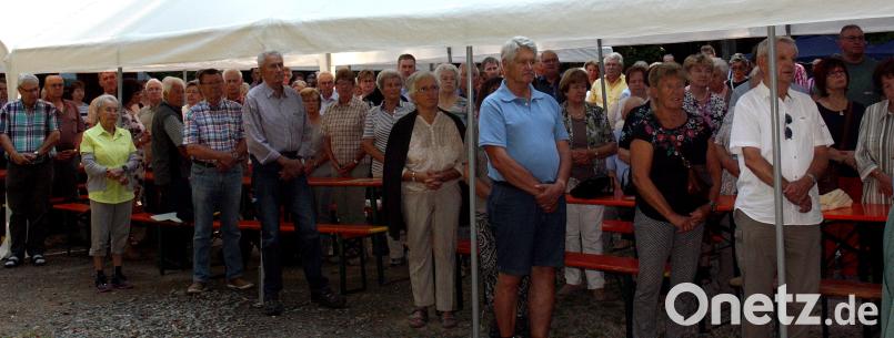 Schon am Dankgottesdienst am Sonntagvormittag nehmen zahlreiche Besucher unter dem Schatten spendenden Zeltdach teil. R. Kreuzer