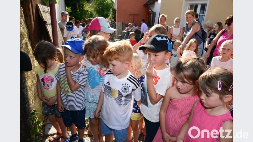 „Ist das wirklich die Hölle?“ – das überlegen die Kinder an deren Eingang, in der Wirklichkeit ein Bierkeller am Gottesackerweg. bey