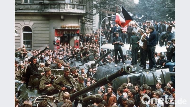 Zornige Prager Bürger umringensowjetische Panzer: Reformpolitiker innerhalb der KPČ unter Führung Alexander Dubčeks hatten 1968 versucht, in der Tschechoslowakei einen &quot;Sozialismus mit menschlichem Antlitz&quot; zu schaffen. dpa