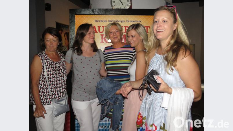 Gerlinde Lindner (links) mit ihrer Tochter Judith (rechts) ist großer Fan von Rita Falk. (Mitte). Sie hat alle Bücher gelesen. ubb