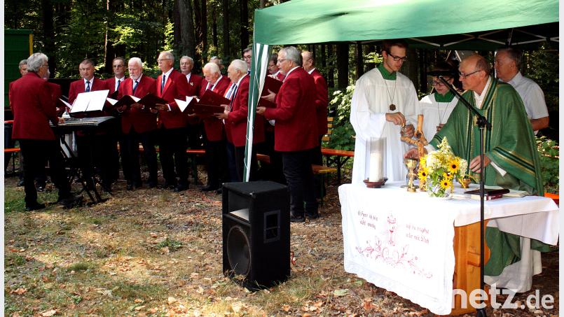 Ein OWV-Mitglied zelebriert den Gottesdienst: Monsignore Andreas Uschold (vorne, rechts). Der Männergesangsverein Pirk unter Leitung von Joseph Frischholz begleitet die Messe musikalisch. R. Kreuzer