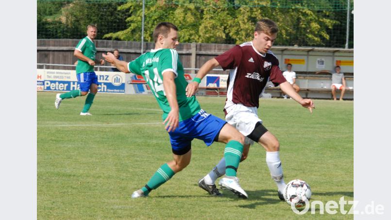 Die Nachbarvereine SV Mitterteich II und SV Steinmühle trennten sich am Samstag 1:1. Hier versucht Tobias Seitz (links), den Steinmühler Nico Kilian vom Ball zu trennen. Rudi Gebert