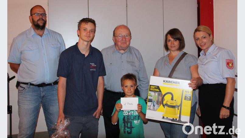 Vorsitzende Nicole Scharff übergibt die Preise an Stephanie Luna, Konstantin Felber und Johannes Messer (von rechts) im Beisein von Ehrenvorsitzendem Gerhardt Scharff (Dritter von links) und Vizevorsitzendem Karlheinz Kraus (links). sl
