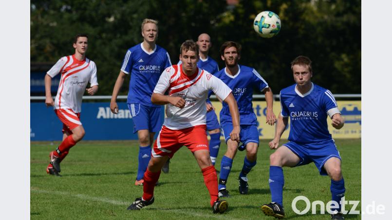 Hinter Christoph Demel (rot-weiß) baut sich eine blaue Wand mit Kleinwinklarner Spielern auf. Aber der Schmidgadener ist trotzdem als erster am Ball. ham