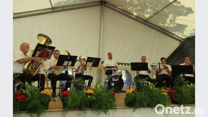 Zum Weißwurstfrühschoppen im Festzelt spielt die Bläsergruppe Franz mit dem gebürtigen Auerbacher Roland Franz (links). sck