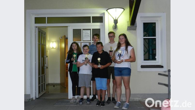 Die Gewinner bei Schülern/Jugend mit ihren Pokalen. was
