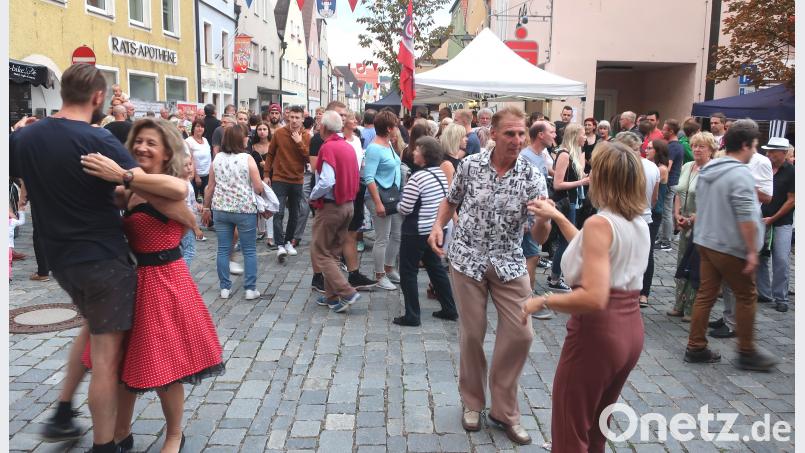 Tanzen am Schrannenplatz: Statt Lederhosen und Dirndl waren Vintage-Mode und Petticoat-Kleider angesagt. Zur Erinnerung an die Rockabilly-Zeit der 1950er-Jahre. Hirsch