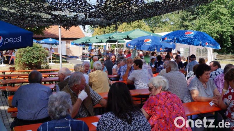 Zahlreiche Besucher kamen zum Fest der Feuerwehr Neunaigen und der &quot;Kaoliner Musikanten&quot;. krs