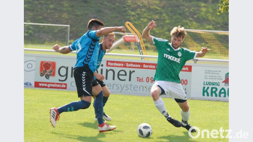 Der FC Tirschenreuth sah lange Zeit wie der Sieger aus, doch kurz vor Schluss erzielte der SSV Kasendorf noch den Ausgleich. Hier greifen Ramon Illner und Andreas Zeus (hinten) Gästespieler Michael Fuchs (rechts) an. Rudi Gebert