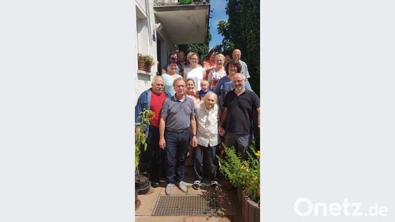 Im Kreise der Familie fühlt sich Frieda Käs am wohlsten. An ihrem 90. Geburtstag waren neben den Kindern und Enkeln auch viele Nachbarn und Bekannte gekommen, um die Jubilarin hochleben zu lassen. xs