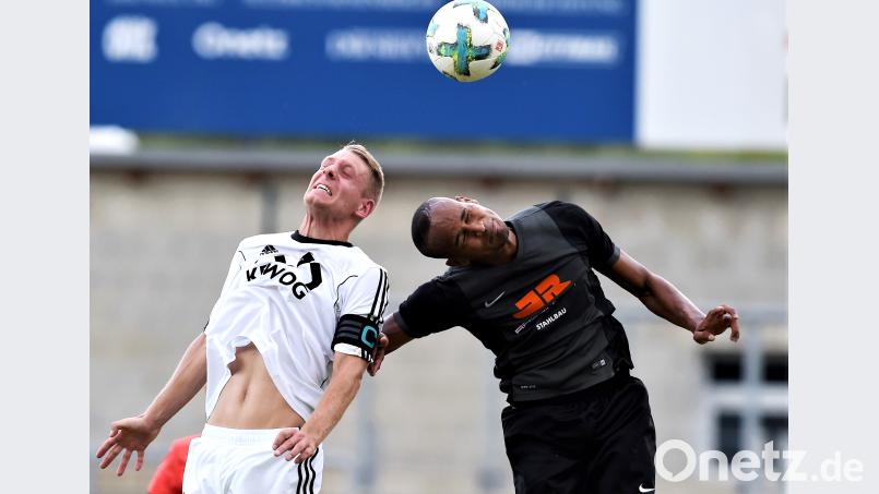 Florian Rupprecht (links) liefert sich mit Santos Souza Dos vom SV Neukirchen Hl. Blut ein Kopfballduell. Der Weidener Defensivspieler verwandelte einen Elfmeter zur zwischenzeitlichen Führung der SpVgg SV. Am Ende trennten sich beide Mannschaften mit 1:1. Büttner, Gerhard