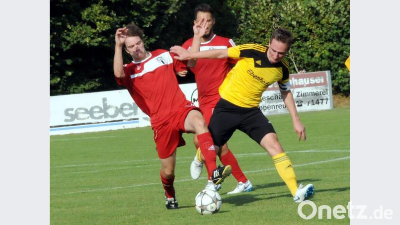 Der SV Poppenreuth besiegte den FSV Bayreuth verdient mit 3:1. Hier kämpfen Fabian Sticht (rechts) und der Bayreuther Johannes Auer um den Ball. heh