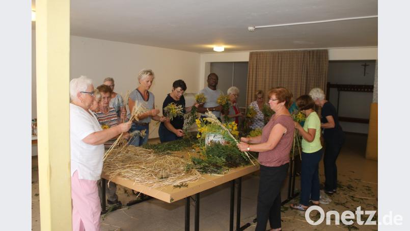 Fleißige Frauen binden die Kräuterbuschen. sne