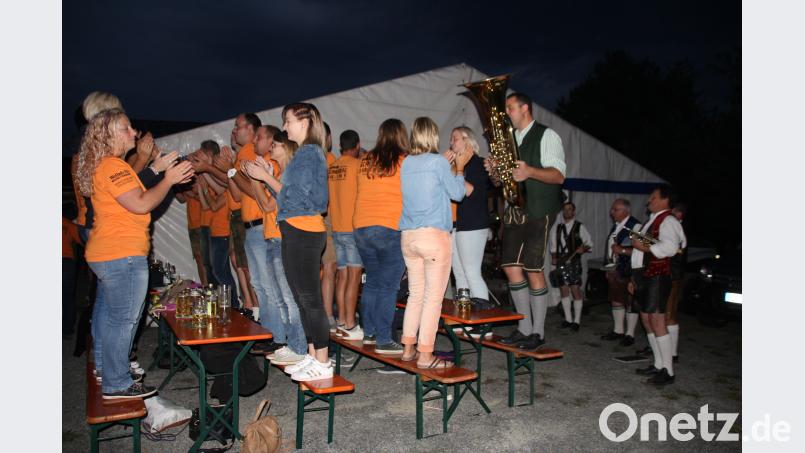 Die Mitglieder der Schneeberger Feuerwehr warben für ihr großes Fest im nächsten Jahr und waren bei ihrem „Sonderkonzert von Bayerisch Blech“ schnell auf den Bänken. frd