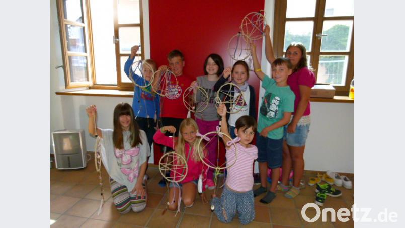 Die KInder zeigten die gebastelten Traumfänger stolz her. bgl