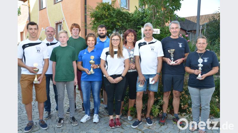 Bei der 11. Stadtmeisterschaft der Schützen gibt es viele Gewinner. Die Erstplatzierten nahmen Pokale entgegen. dob