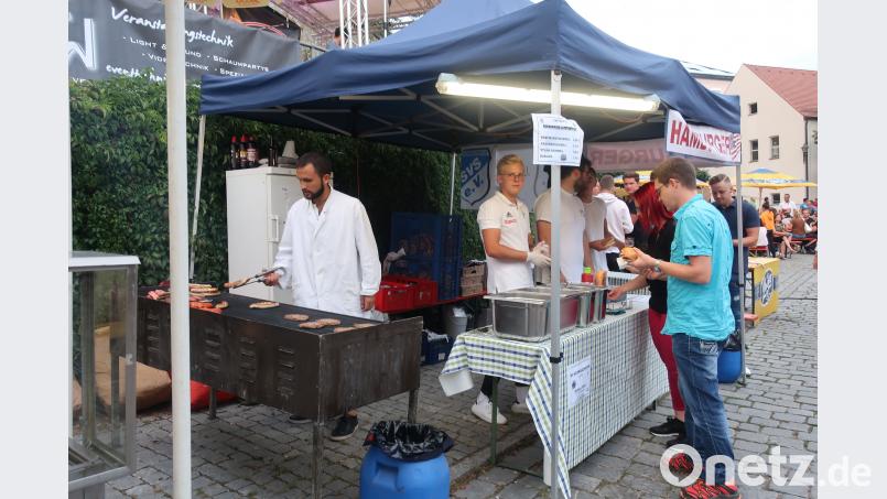 Der SV Schwarzhofen verkaufte in der Buchbindergasse Hamburger und Bratwurstsemmeln. Hirsch